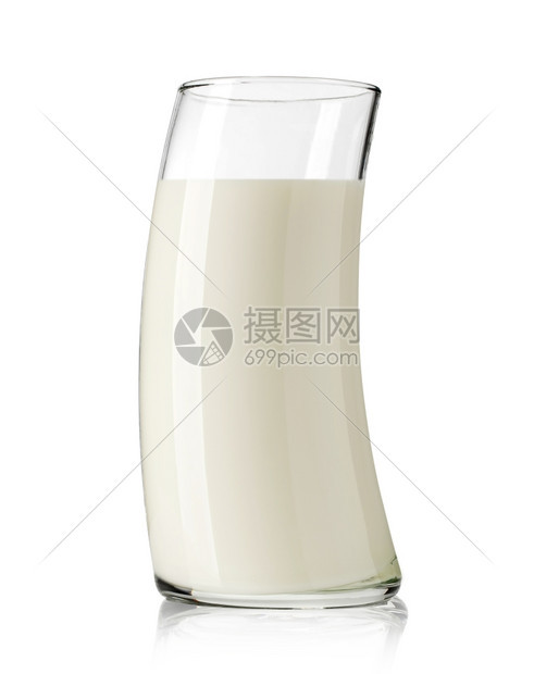 玻璃杯中鲜奶白底弯曲与世隔绝图片
