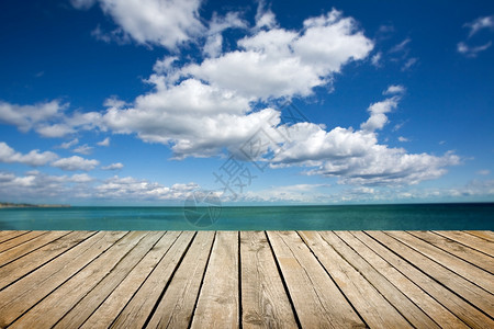 海面和天空背景的木甲板图片