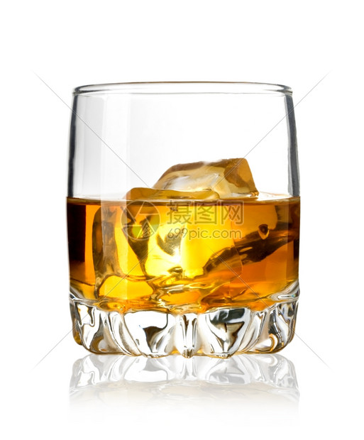 威士忌杯和冰白底片隔绝有剪切路径图片