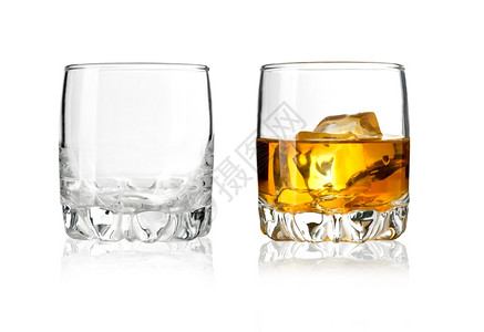 一杯威士忌和白底墨水杯高清图片