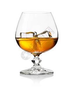 玻璃中威士忌白底冰雪图片