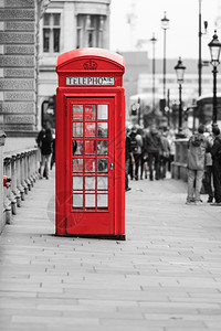 传统式的红色电话盒英国伦敦的电话亭黑白街图片