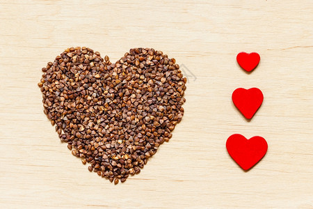饮食保健概念木质表面形成的黄麦谷类心脏健康的无谷类食品图片