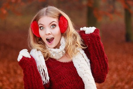 美丽的年轻女孩穿着红色耳巾和毛衣秋冬时装图片