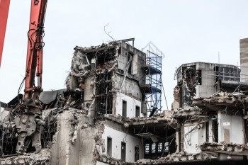 城市景象拆房新建筑的机器撞坏房屋工业图片