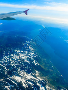在挪威斯堪的纳维亚上空飞行的机窗口上看到图片