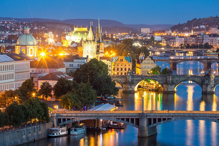 伏尔塔瓦桥视图捷克布拉格黄昏图片