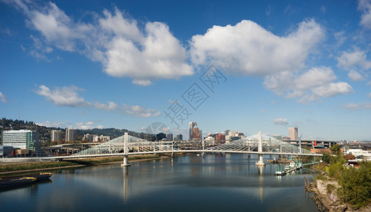 跨越波特兰和r著名的河滨最新桥图片