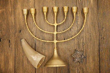 Hanukkah是犹太新年用圣诞装饰品和木本的饼干角来蜡烛图片