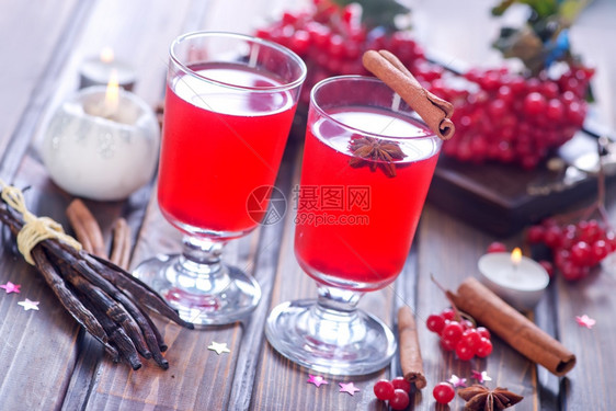 杯中和桌上的葡萄酿酒图片