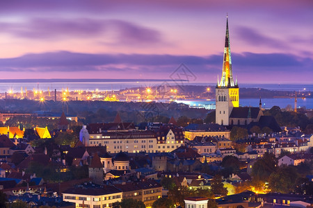 在爱沙尼亚塔林的海边和港口夜暮圣奥拉夫浸礼会海面和港口中世纪旧城被照亮的空中市风景图片