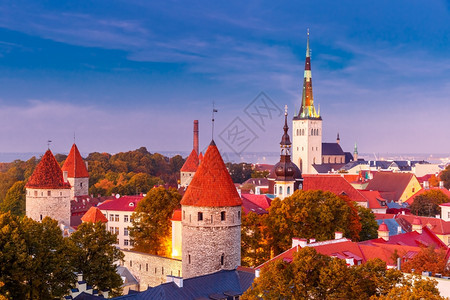 中世纪老城圣奥拉夫浸信会和塔林城墙的空中市景象秋天色照亮爱沙尼亚塔林图片