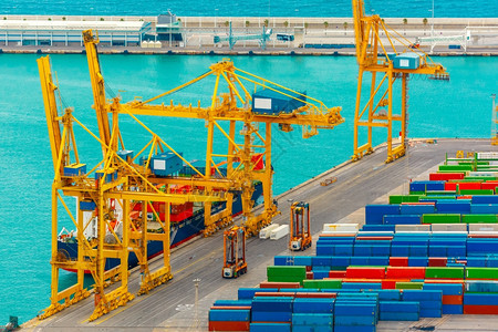在一艘海运货轮上装载集箱从巴塞罗那货港和集装箱码头到蒙朱奇山巴塞罗那加泰尼亚西班牙图片