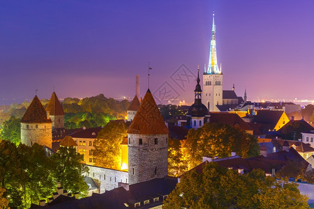 中世纪老城圣奥拉夫浸信会和塔林城墙的空中市风景秋夜照亮爱沙尼亚塔林图片