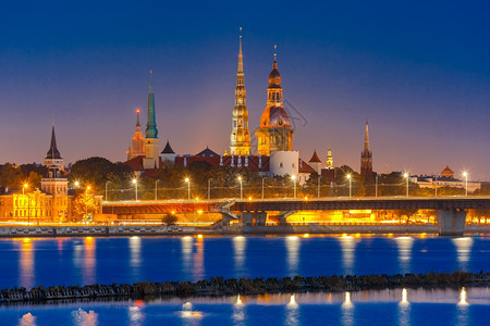 夜里加老城和道格瓦河里加大教堂圣彼得和背景的里加城堡拉脱维亚图片