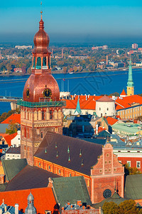 从圣彼得教堂里加大和城堡从拉脱维亚里加的圣彼得教堂直观旧城和道加瓦河的空中景象图片