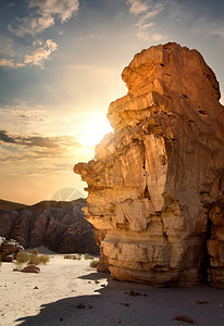 日落时在西奈峡谷的岩石图片