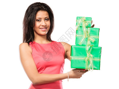 漂亮的混合种族女带着箱装礼物生日快乐的混合种族女带着白色的绿箱礼物图片