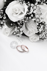 结婚戒指和玫瑰花束图片