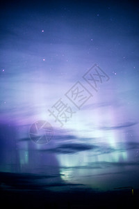 北极光从遥远的阿拉斯加云中浮现出来图片
