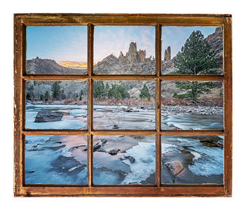 旅行概念或来自科罗拉多波德河的贺卡冬季通过古老黑用脏玻璃砸的窗图片