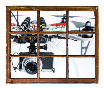 无人驾驶飞机在窗外使用摄像头图片