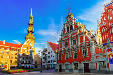 与黑头人之家和拉脱维亚里加老城圣彼得教堂的市政厅广场图片