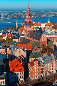 从圣彼得教堂里加大和城堡从拉脱维亚里加的圣彼得教堂直观旧城和道加瓦河的空中景象图片