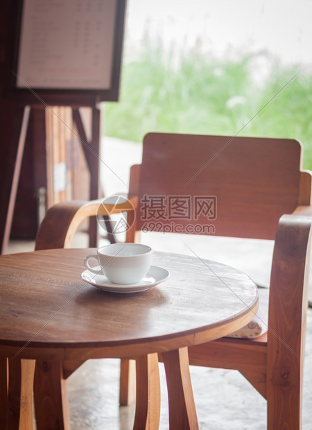 咖啡店桌上的杯股票照片图片