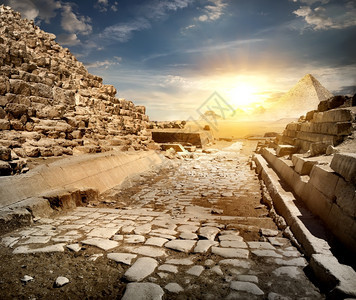 穿过埃及金字塔和太阳的废墟图片