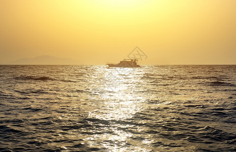 日落时在红海中乘船图片