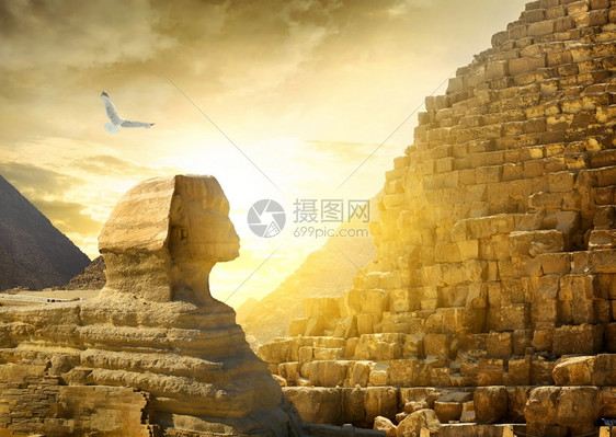 大狮身人文和金字塔阳光明耀的金字塔图片