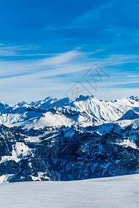 冬季雪下高山图片