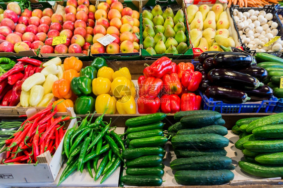 农民市场超货架上的新鲜蔬菜图片