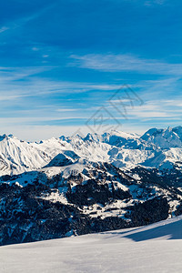 冬季雪下高山图片