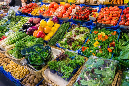 新鲜蔬菜市场农民图片