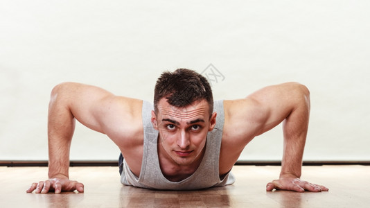 运动男子做俯卧撑关心健康和身体图片