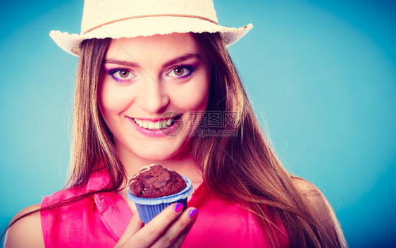 甜食糖让我们快乐欢笑的女士夏天服装手蓝背景的蛋糕巧克力松饼图片