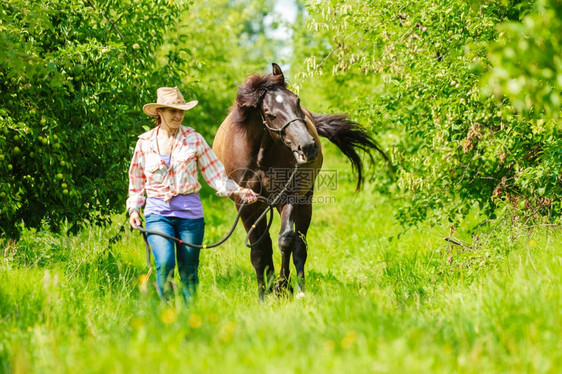 西部骑马的女牛仔体育活动西部骑马的女牛仔西部骑马的女牛仔农村牧场的美国女孩图片