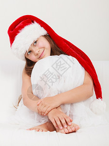 穿着红圣达克萨斯帽子和白裙的可爱小女孩图片