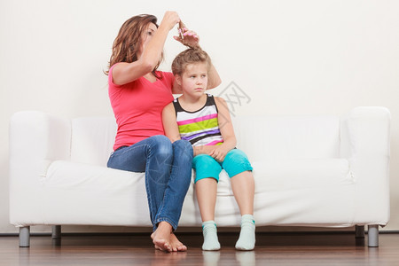母亲梳理女儿关心发型女孩不快乐的妈拉头发在孩子生活中扮演重要角色图片