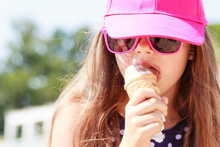 小女孩在海滩吃冰淇淋夏天小孩在海滩吃冰淇淋图片