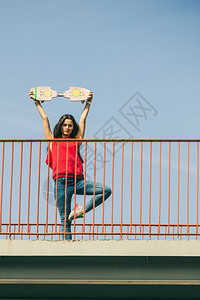 城市滑板女孩酷长发女孩在城市桥上玩滑板活跃的生方式图片