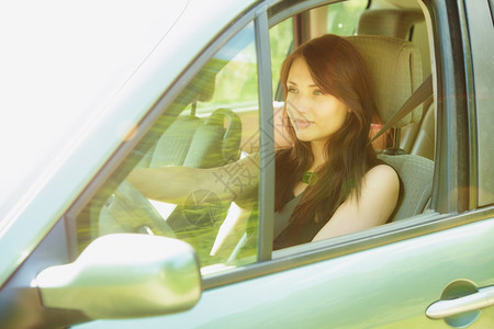 美丽的年轻女司机驾驶汽车迷人的黑发美女去旅行图片
