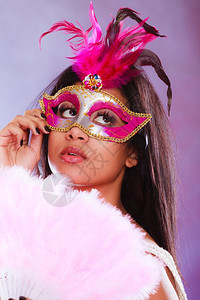 欢乐节日人与庆典概念非洲妇女带着狂欢节的卫国面罩带着羽毛扇和喜庆背景图片
