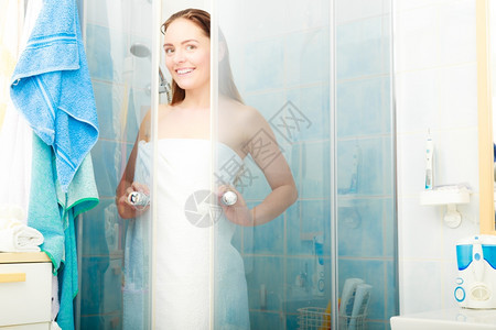 女孩在浴室小屋隔间洗澡带白毛巾的年轻女子在浴室卫生图片