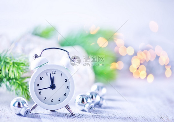圣诞节背景装饰和桌子上的钟表图片