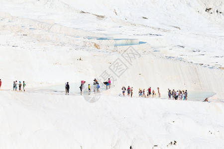 土耳其帕穆卡莱Pamukkale2015年8月4日205年8月4日PamukkaleTravertin游泳池和露台的旅游者Pam图片