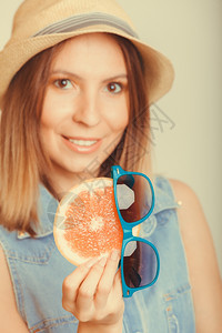 戴帽子的好女人拿着葡萄水果戴草帽的好女人拿着葡萄柑橘水果和太阳镜健康饮食暑假概念Instagram过滤了图片