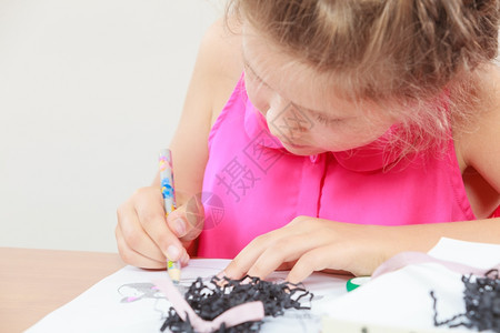 小女孩在教室里画小女孩在教室里画小学时代的创造力图片